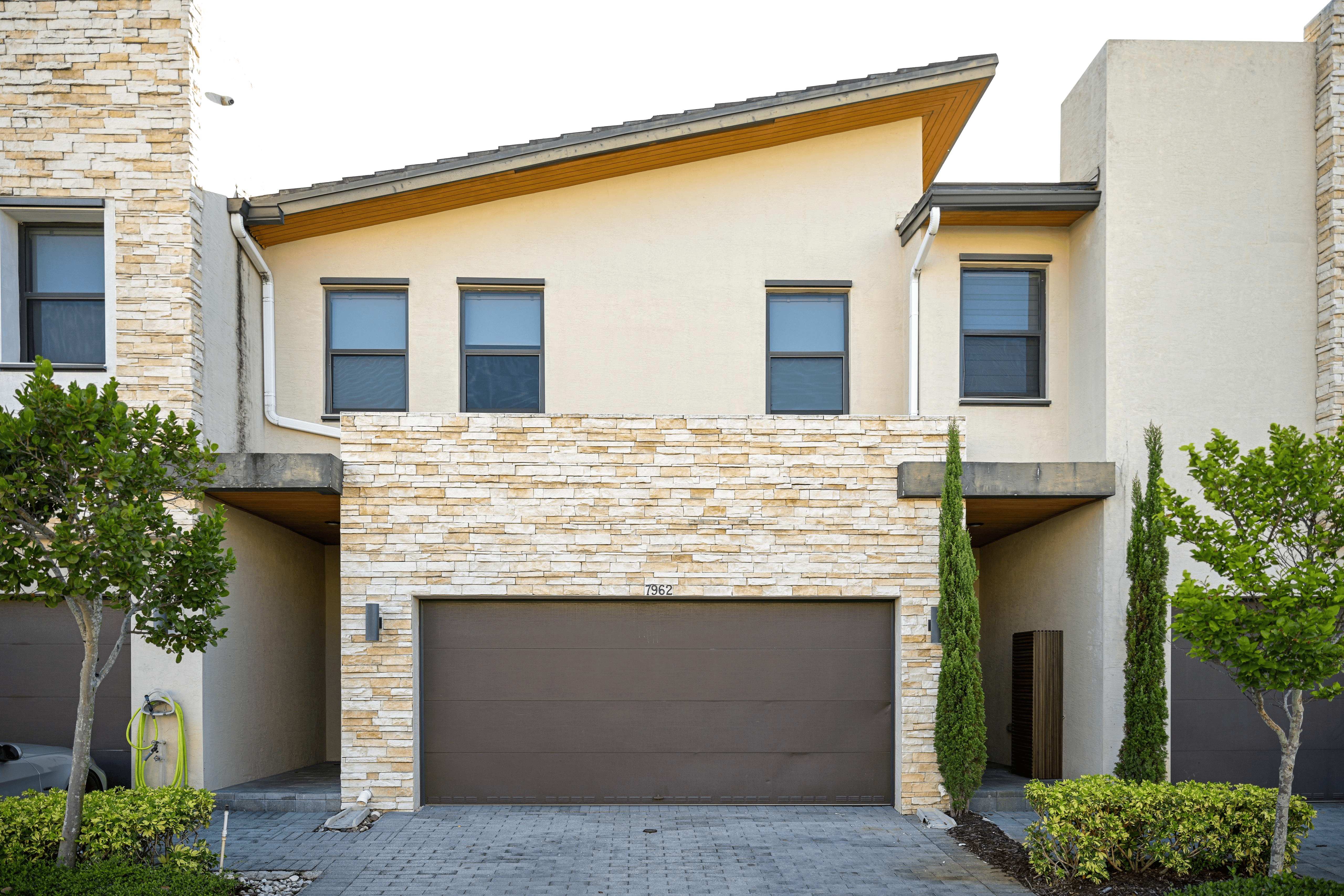Luxury Modern Townhouse - Main view